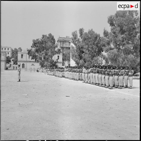 Alger. Céémonie à la caserne d'Orléans.