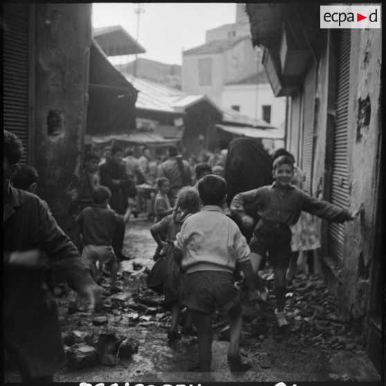 Enfants dans la casbah de Constantine.