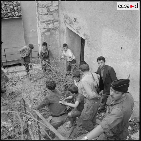 Enfants dans la casbah de Constantine.