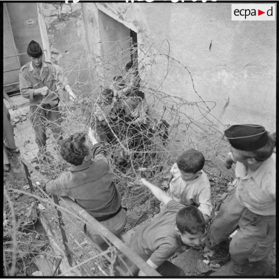 Déblaiement dans la casbah de Constantine.