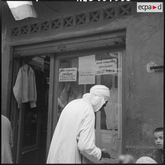 Affiches sur une vitrine de la casbah de Constantine.