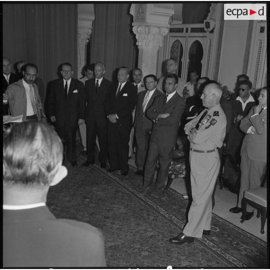 Alger, palais d'été. Personnalités civiles et militaires.