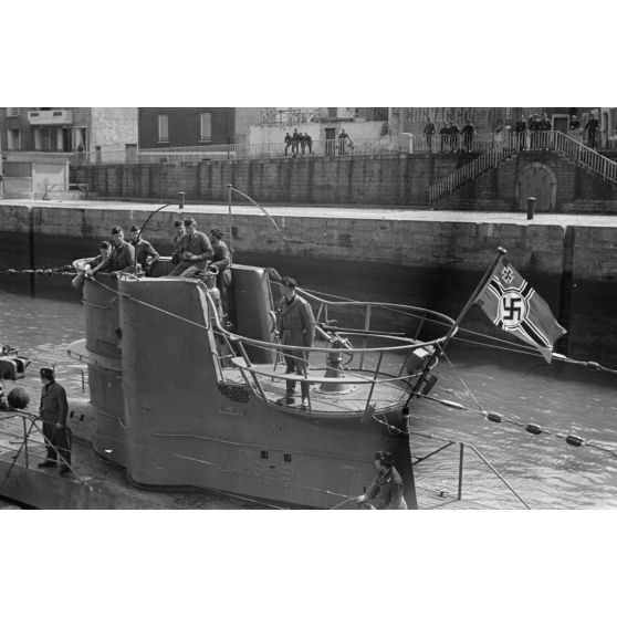 Parti de Kiel, le sous-marin allemand U-203 orné du drapeau nazi, arrive dans le port de Saint-Nazaire.