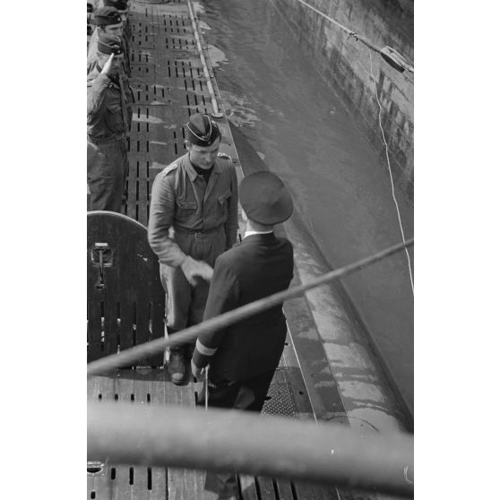 Accueil du sous-marin U-203 et de son équipage dans le port de Saint-Nazaire.