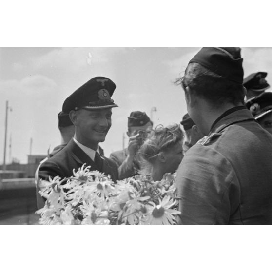 Dans le port de Saint-Nazaire, l'accueil réservé au commandant du sous-marin U-203, le Kapitänleutnant Rolf Mützelburg.