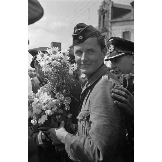 Dans le port de Saint-Nazaire, l'accueil réservé au commandant du sous-marin U-203, le Kapitänleutnant Rolf Mützelburg.