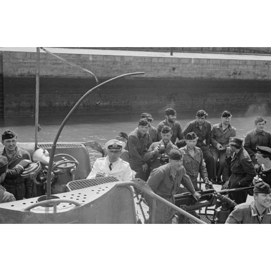 Lors de l'arrivée dans le port de Saint-Nazaire du sous-marin U-203, des reporters montent à bord.