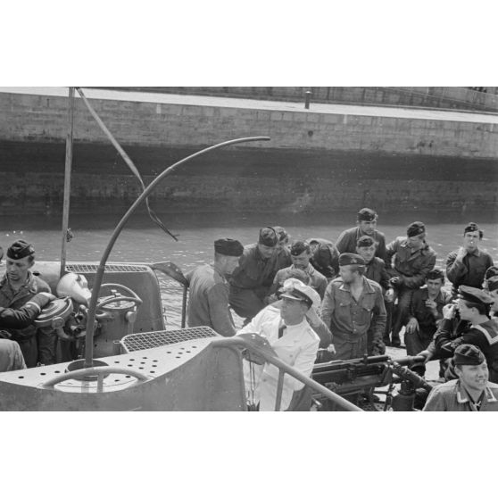 Lors de l'arrivée dans le port de Saint-Nazaire du sous-marin U-203, des reporters montent à bord.