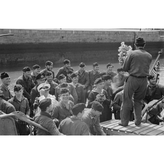 Lors de l'arrivée dans le port de Saint-Nazaire du sous-marin U-203, des reporters montent à bord.