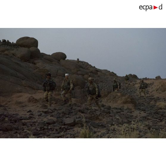 Des soldats du 2e régiment étranger de parachutistes (2e REP) et du 1er régiment de chasseurs parachutistes (1er RCP) mènent une reconnaissance dans le massif de l'Adrar des Ifoghas, au Mali.