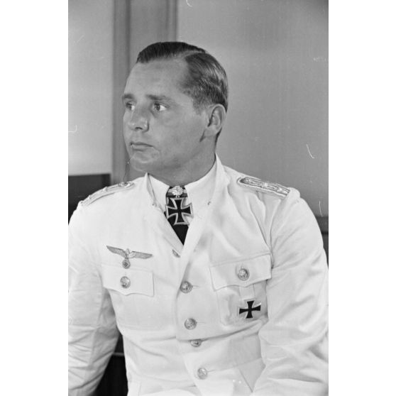 Portrait du capitaine (Kapitänleutnant) Engelbert Endrass en tenue blanche, décoré de la croix de chevalier de la croix de fer et feuilles de chêne.