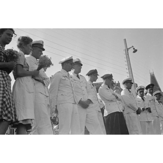 A Saint-Nazaire, des des officiers de la Kriegsmarine sont venus accueillir l'équipage du sous-marin U-96 du capitaine (Kapitänleutnant) Lehmann Villenbrook.