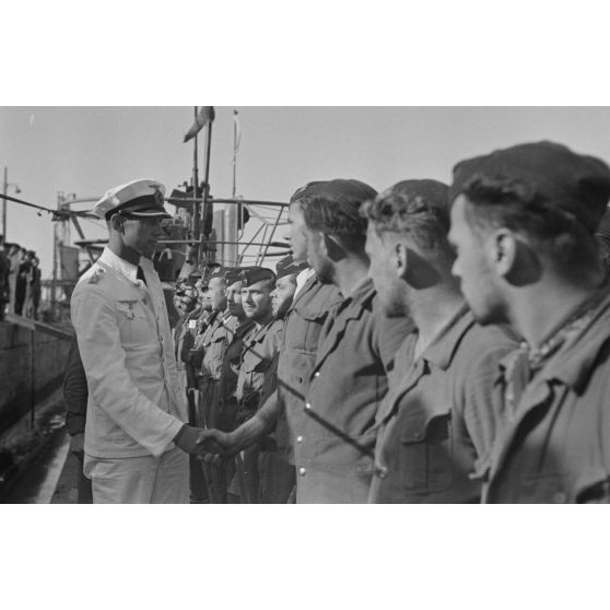 Lors du retour du sous-marin U-96 au port de Saint-Nazaire, le capitaine (kapitänleutnant) Herbert Sohler, représentant de la 7.Unterseebootsflottille, passe en revue l'équipage en présence du capitaine (Kapitänleutnant) Lehmann Villenbrook.