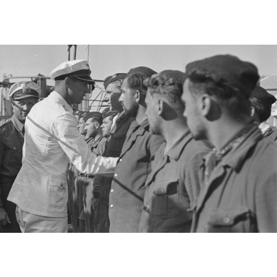 Lors du retour du sous-marin U-96 au port de Saint-Nazaire, le capitaine (kapitänleutnant) Herbert Sohler, représentant de la 7.Unterseebootsflottille, passe en revue l'équipage en présence du capitaine (Kapitänleutnant) Lehmann Villenbrook.