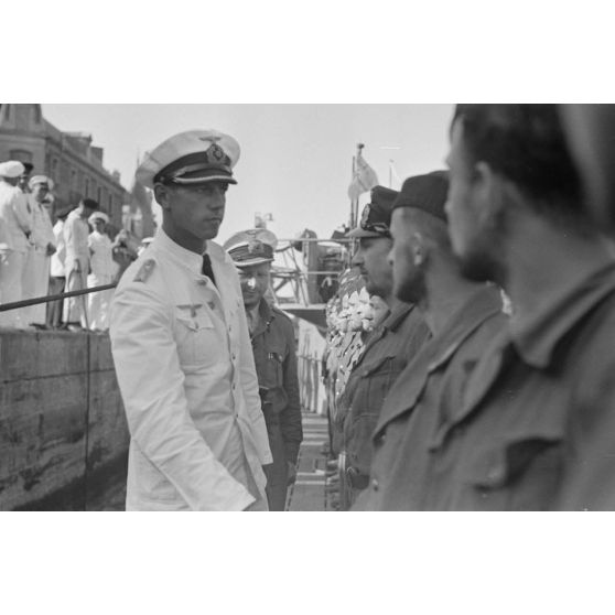 Lors du retour du sous-marin U-96 au port de Saint-Nazaire, le capitaine (kapitänleutnant) Herbert Sohler, représentant de la 7.Unterseebootsflottille, passe en revue l'équipage en présence du capitaine (Kapitänleutnant) Lehmann Villenbrook.