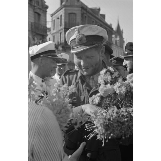 Lors de son retour de croisière au port de Saint-Nazaire, le capitaine (Kapitänleutnant) Lehmann Villenbrook, commandant du sous-marin U-96, reçoit l'accueil traditionnel.