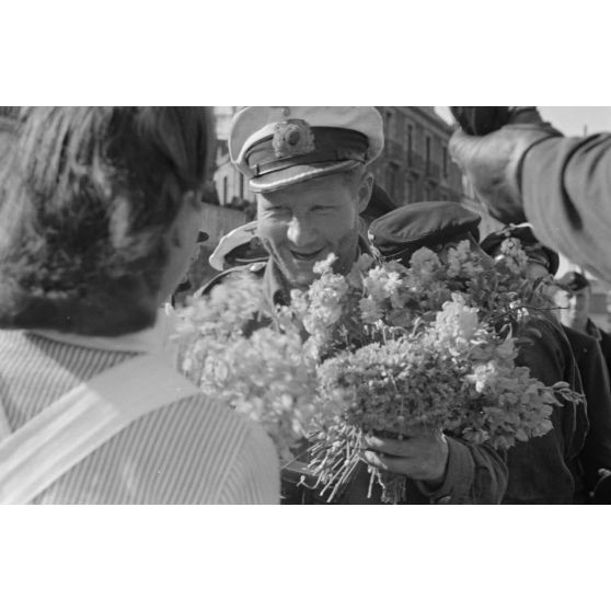 Lors de son retour de croisière au port de Saint-Nazaire, le capitaine (Kapitänleutnant) Lehmann Villenbrook, commandant du sous-marin U-96, reçoit l'accueil traditionnel.