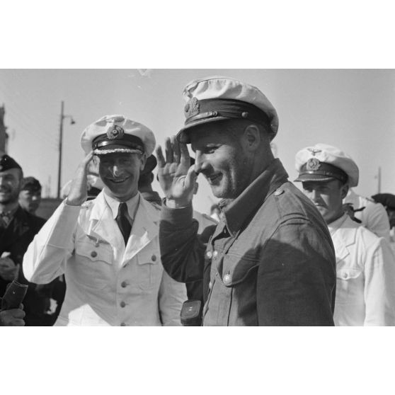 Lors de son retour de croisière au port de Saint-Nazaire, le capitaine (Kapitänleutnant) Lehmann Villenbrook, commandant du sous-marin U-96, reçoit l'accueil traditionnel.