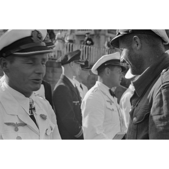 Lors de son retour de croisière au port de Saint-Nazaire, le capitaine (Kapitänleutnant) Lehmann Villenbrook, commandant du sous-marin U-96, reçoit l'accueil traditionnel.