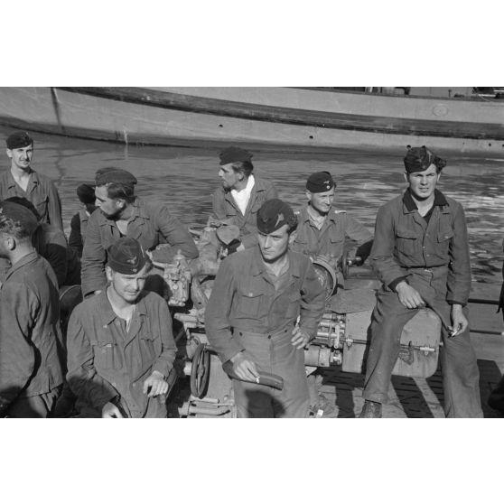 Lors du retour du sous-marin U-96 au port de Saint-Nazaire, une partie de l'équipage est sur le pont, l'insigne du sous-marin, un espadon est visible sur la coiffure des marins allemands.