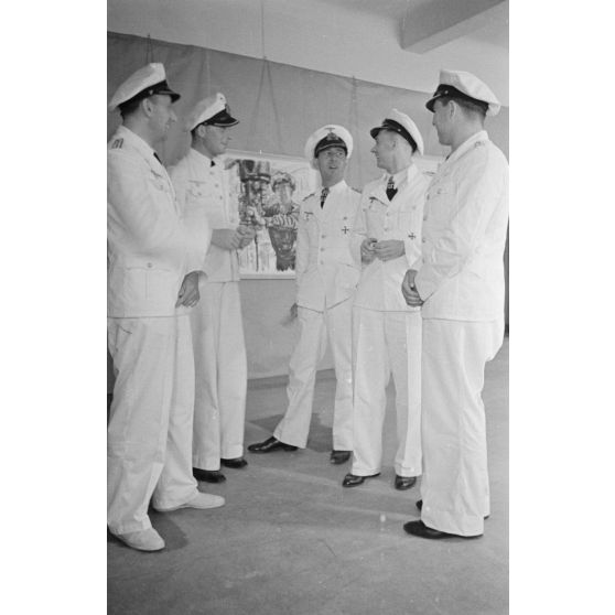 Guidés par les reporters Heinrich Schwich et Lothar-Günther Buchheim, les Kapitänleutnant Jost Metzler, Klaus Korth et Herbert Kuppisch visitent une exposition de dessins et de peintures à l'hôtel Royal de La Baule.