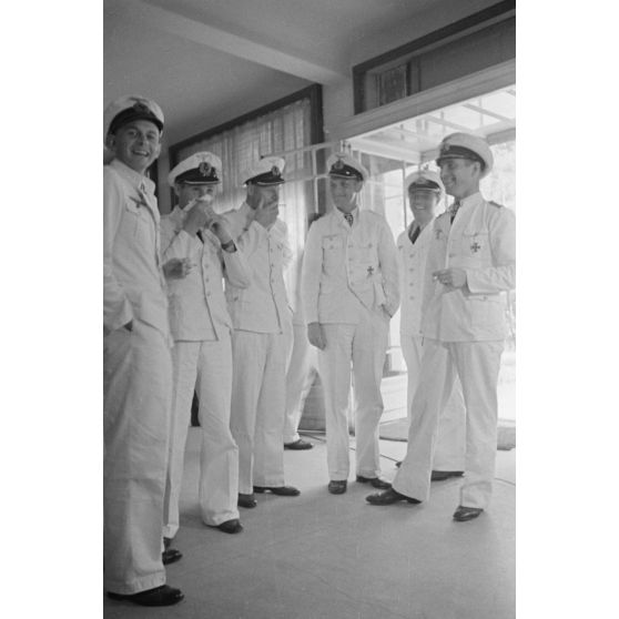 Les commandants de sous-marins Engelbert Endrass, Claus Korth, Heinrich Lehmann-Willenbrock, Erich Topp et Herbert Kuppisch visitent une exposition de dessins et de peintures à l'hôtel Royal de La Baule.