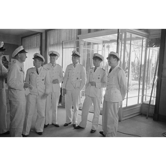 Les commandants de sous-marins Engelbert Endrass, Claus Korth, Heinrich Lehmann-Willenbrock, Erich Topp et Herbert Kuppisch visitent une exposition de dessins et de peintures.