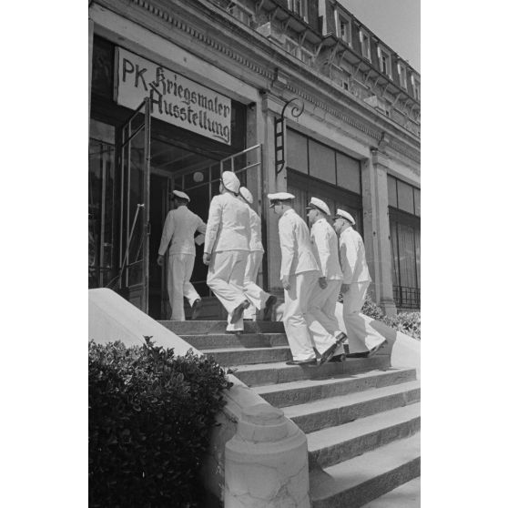 Les commandants de sous-marins Engelbert Endrass, Claus Korth, Heinrich Lehmann-Willenbrock, Erich Topp et Herbert Kuppisch visitent une exposition de dessins et de peintures à hôtel Royal de La Baule.