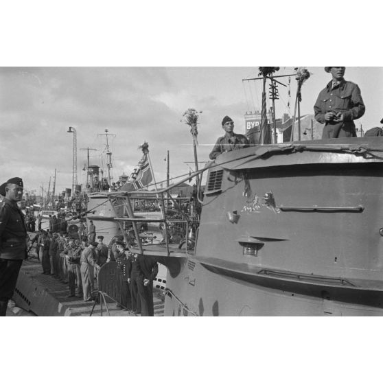 Dans le port de Saint-Nazaire, les préparatifs pour l'appareillage des deux submersibles U-94 et U-93 commandés respectivement par les Kapitänleutnant Herbert Kuppisch et Claus Korth.