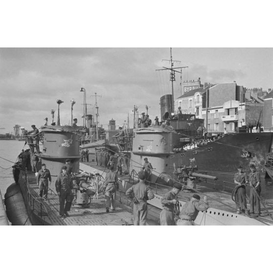 Dans le port de Saint-Nazaire, les préparatifs pour l'appareillage des deux submersibles U-94 et U-93 commandés respectivement par les Kapitänleutnant Herbert Kuppisch et Claus Korth.