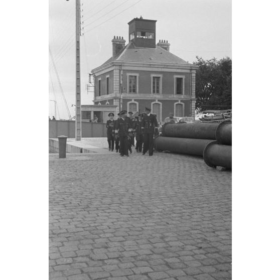 A Saint-Nazaire, l'amiral Otto Schniewind inspecte les personnels de la 7.Unterseebootsflottille peu avant l'appareillage des sous-marins U-93 et U-94.