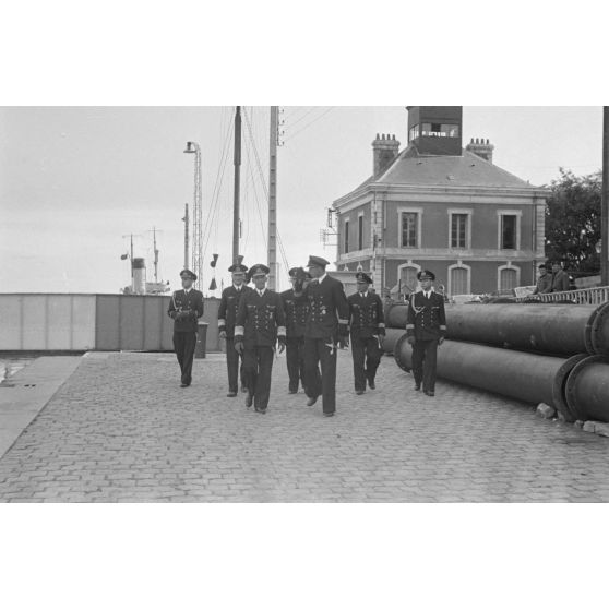 A Saint-Nazaire, l'amiral Otto Schniewind inspecte les personnels de la 7.Unterseebootsflottille peu avant l'appareillage des sous-marins U-93 et U-94.