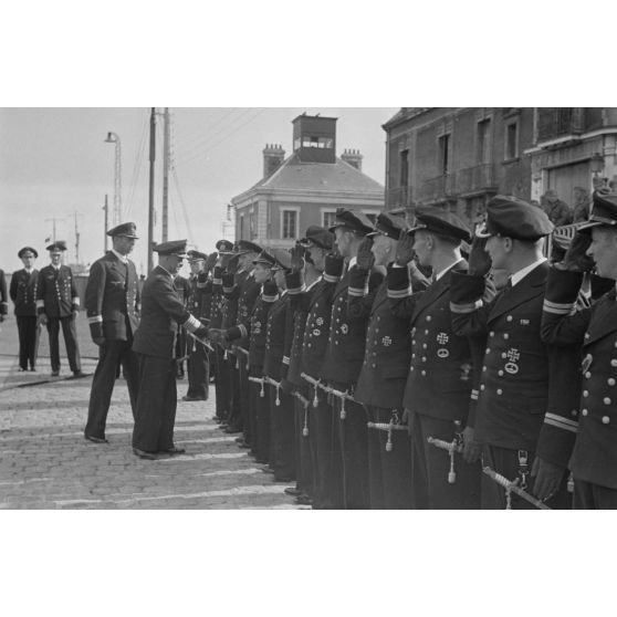 A Saint-Nazaire, l'amiral Otto Schniewind inspecte les personnels de la 7.Unterseebootsflottille peu avant l'appareillage des sous-marins U-93 et U-94.