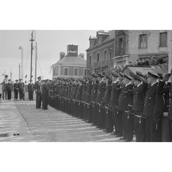 A Saint-Nazaire, l'amiral Otto Schniewind inspecte les personnels de la 7.Unterseebootsflottille peu avant l'appareillage des sous-marins U-93 et U-94.