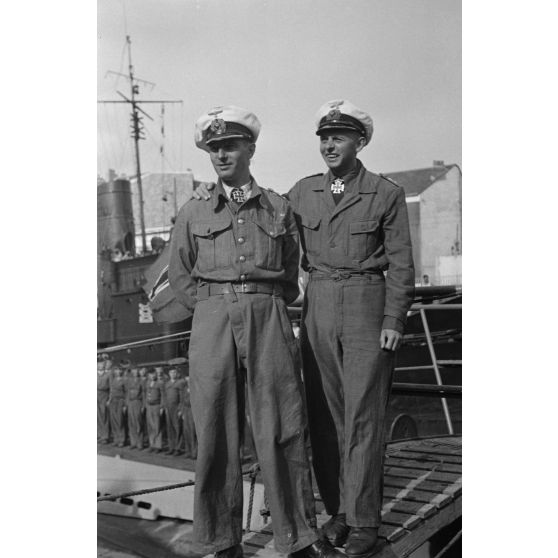 Les Kapitänleutnant Herbert Kuppisch (U-94) et Claus Korth (U-93), titulaires de la croix de chevalier de la croix de fer (Ritterkreuz), peu avant leur départ respectif en croisière.