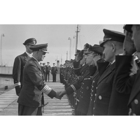 A Saint-Nazaire, l'amiral Otto Schniewind inspecte les personnels de la 7.Unterseebootsflottille peu avant l'appareillage des sous-marins U-93 et U-94.