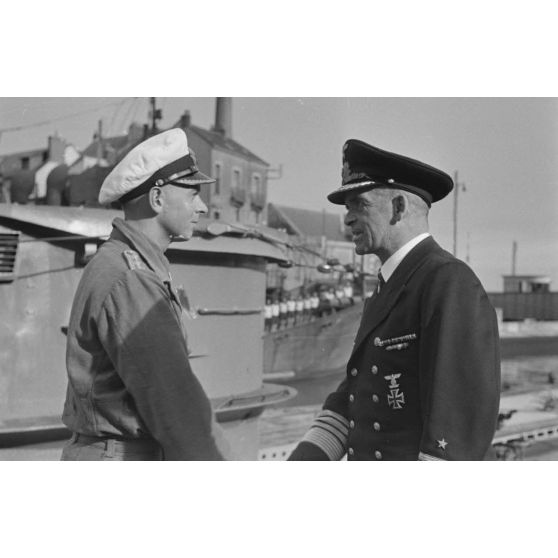 L'amiral Otto Schniewind s'entretient avec le Kapitänleutnant Claus Korth (U-93) peu avant son départ en mer.