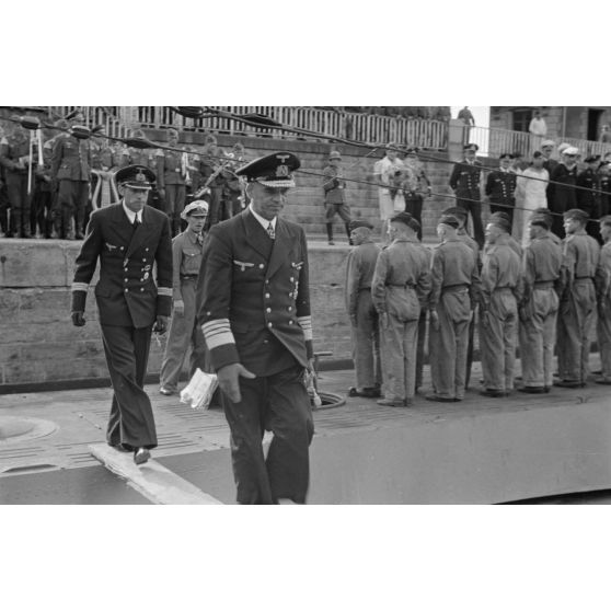 L'amiral Otto Schniewind et le capitaine (kapitänleutnant) Herbert Sohler montent à bord des sous-marins U-93 et U-94.