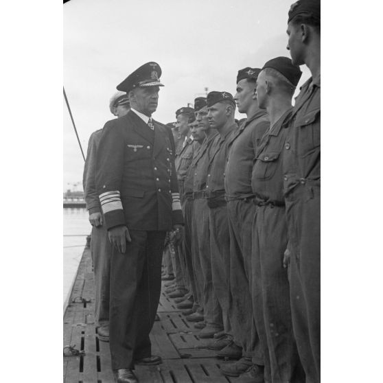 L'amiral Otto Schniewind et le capitaine (kapitänleutnant) Herbert Sohler à bord du sous-marin U-93 en présence du Kapitänleutnant Claus Korth.