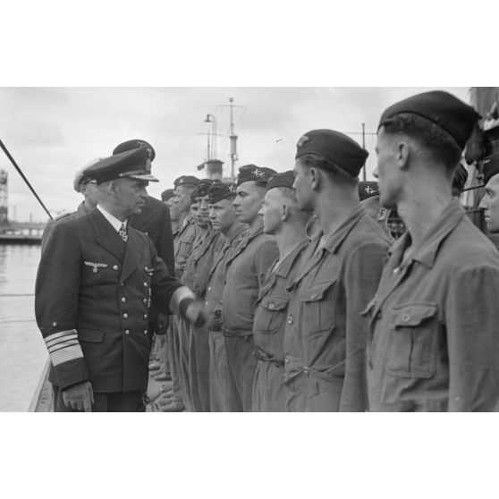 L'amiral Otto Schniewind et le capitaine (kapitänleutnant) Herbert Sohler à bord du sous-marin U-93 en présence du Kapitänleutnant Claus Korth.