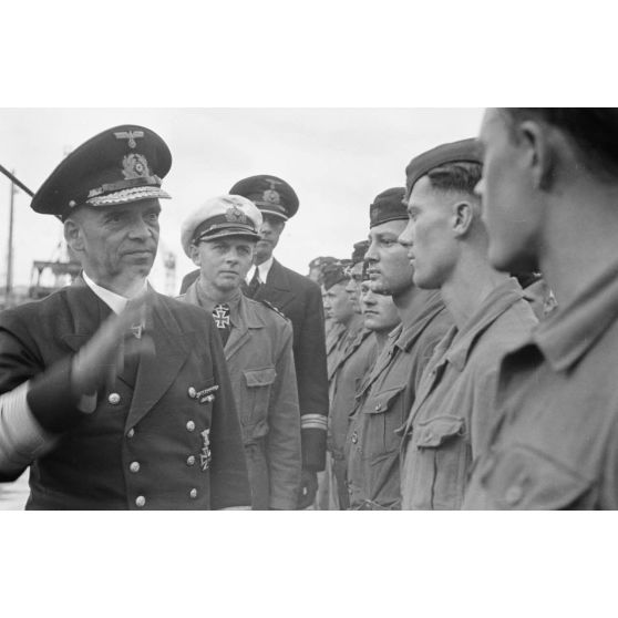 L'amiral Otto Schniewind et le capitaine (kapitänleutnant) Herbert Sohler à bord du sous-marin U-93 en présence du Kapitänleutnant Claus Korth.