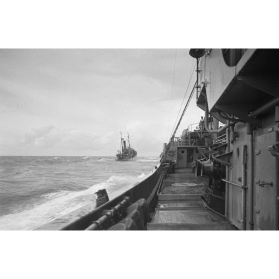 Trois chasseurs de mines allemands (Minensuchtboot) patrouillent en mer.