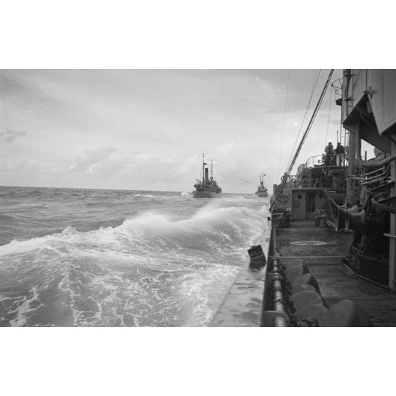 Trois chasseurs de mines allemands (Minensuchtboot) patrouillent en mer.