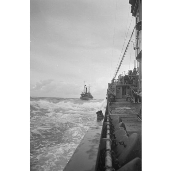 Trois chasseurs de mines allemands (Minensuchtboot) patrouillent en mer.