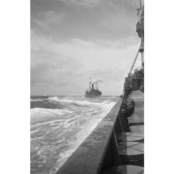 Trois chasseurs de mines allemands (Minensuchtboot) patrouillent en mer.