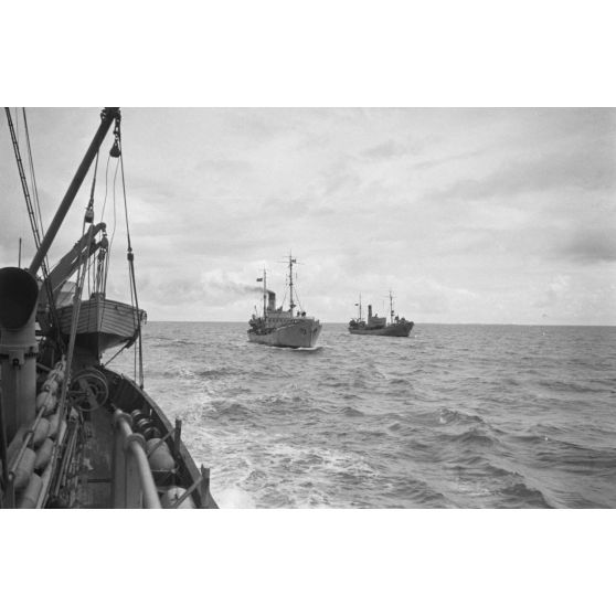 Trois chasseurs de mines allemands (Minensuchtboot) patrouillent en mer.