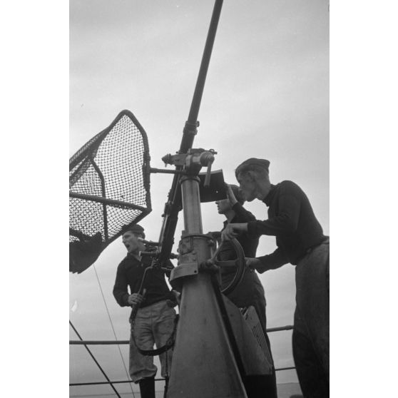 Un canon de 3,7 cm Flak équipant le dragueur de mines allemand  (Minensuchboot).