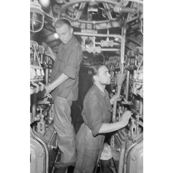 La salle des machines du sous-marin U-203 commandé par le Kapitänleutnant Rolf Mützelburg.