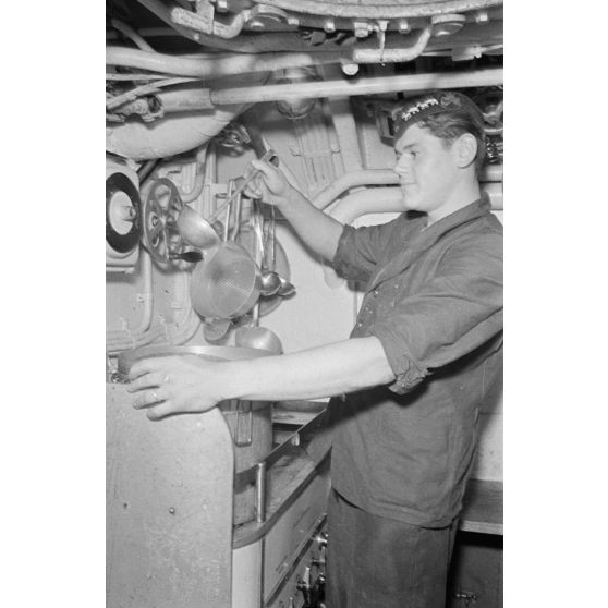 Le cuisinier en plein travail à bord du sous-marin U-203.