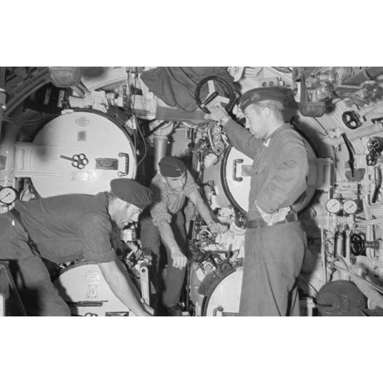 La salle des torpilles du sous-marin U-203 commandé par le Kapitänleutnant Rolf Mützelburg.